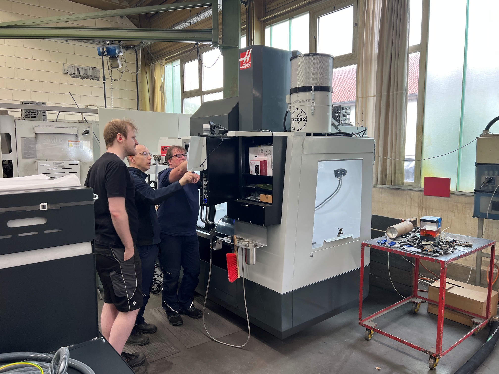 Haas VF-2 Bearbeitungszentrum mit offener Tür in der Fertigung