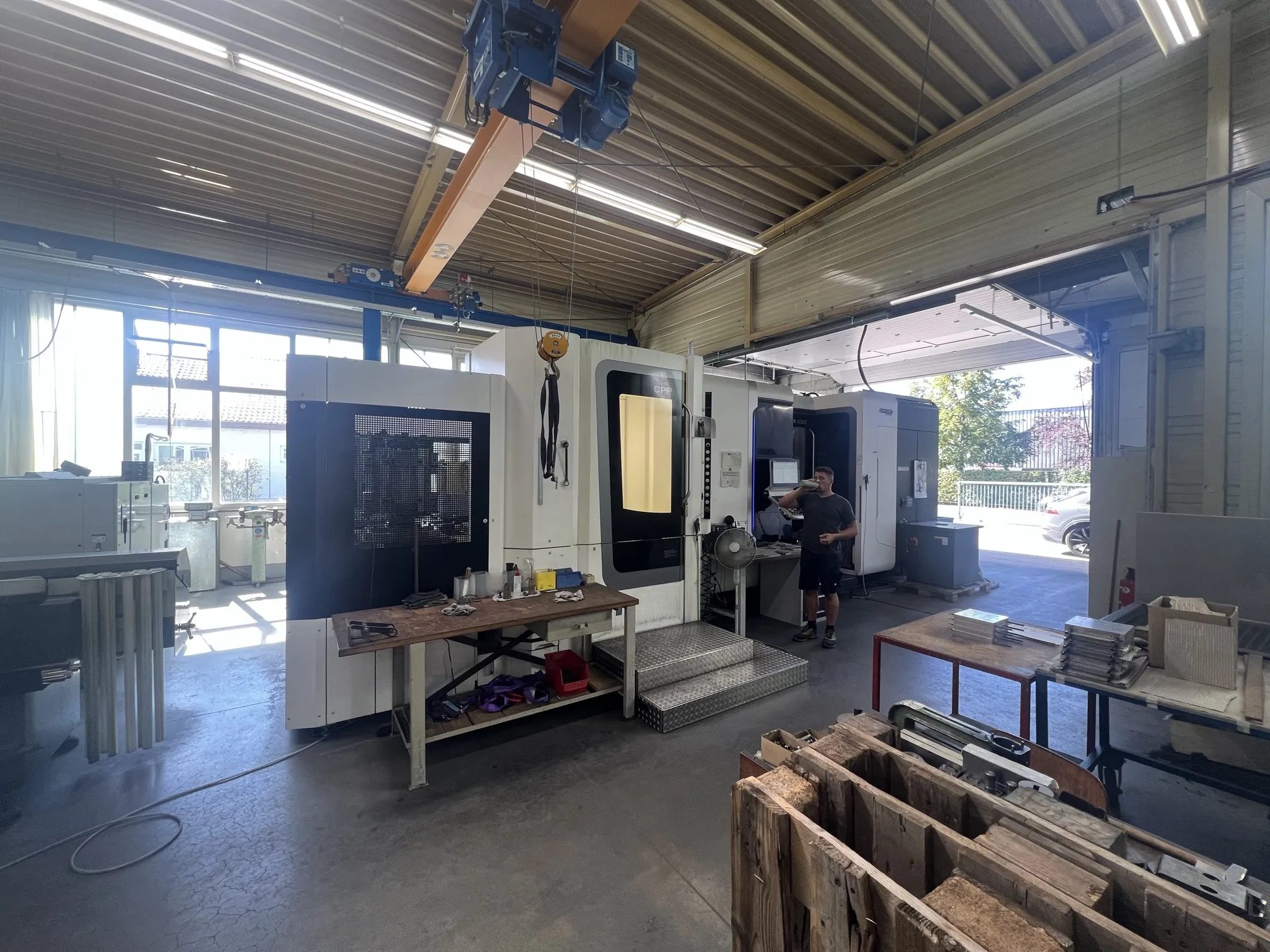CNC-Halle mit DMG Mori Bearbeitungszentrum und Krananlage