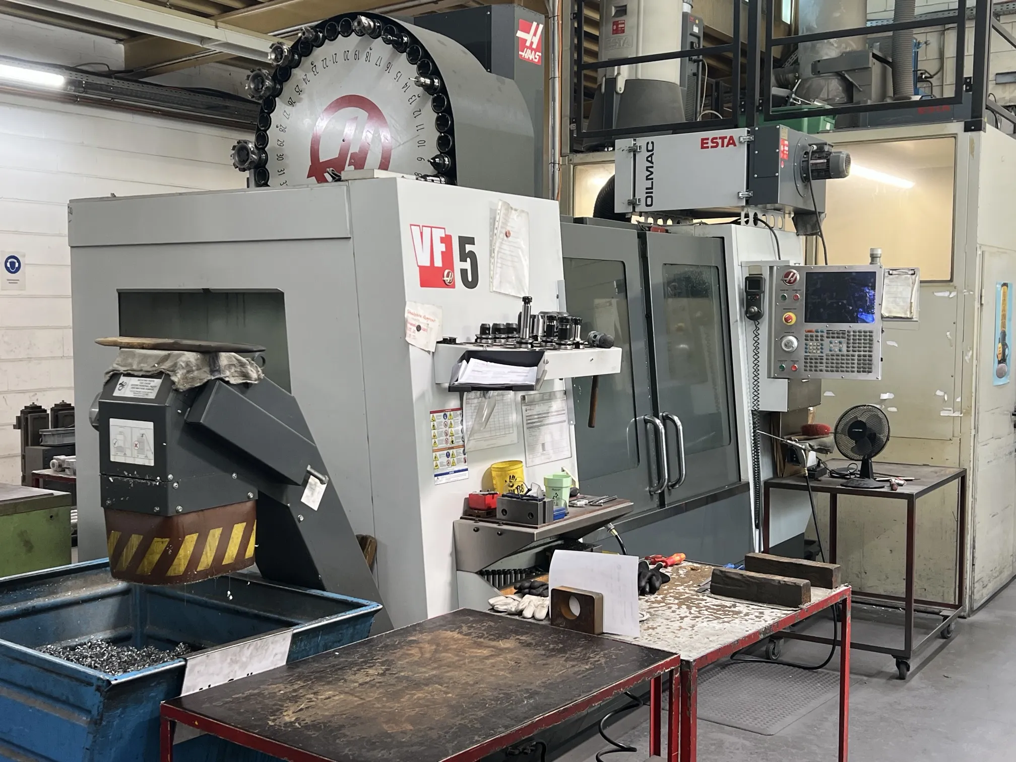 Haas VF-5 Bearbeitungszentrum mit Werkzeugwechsler