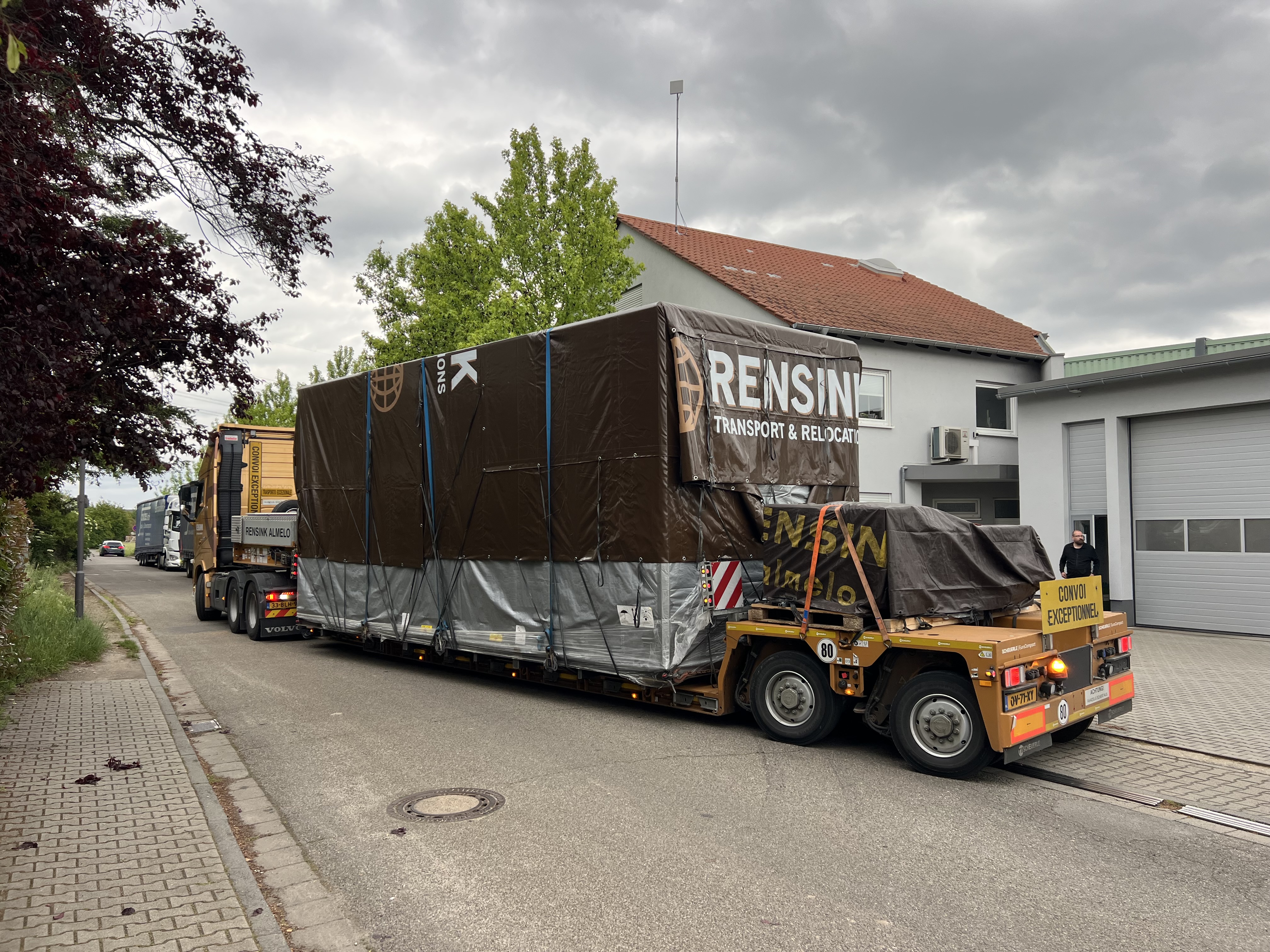 Anlieferung der DMG Mori Seiki NHX 6300 bei Ihne und Tesch