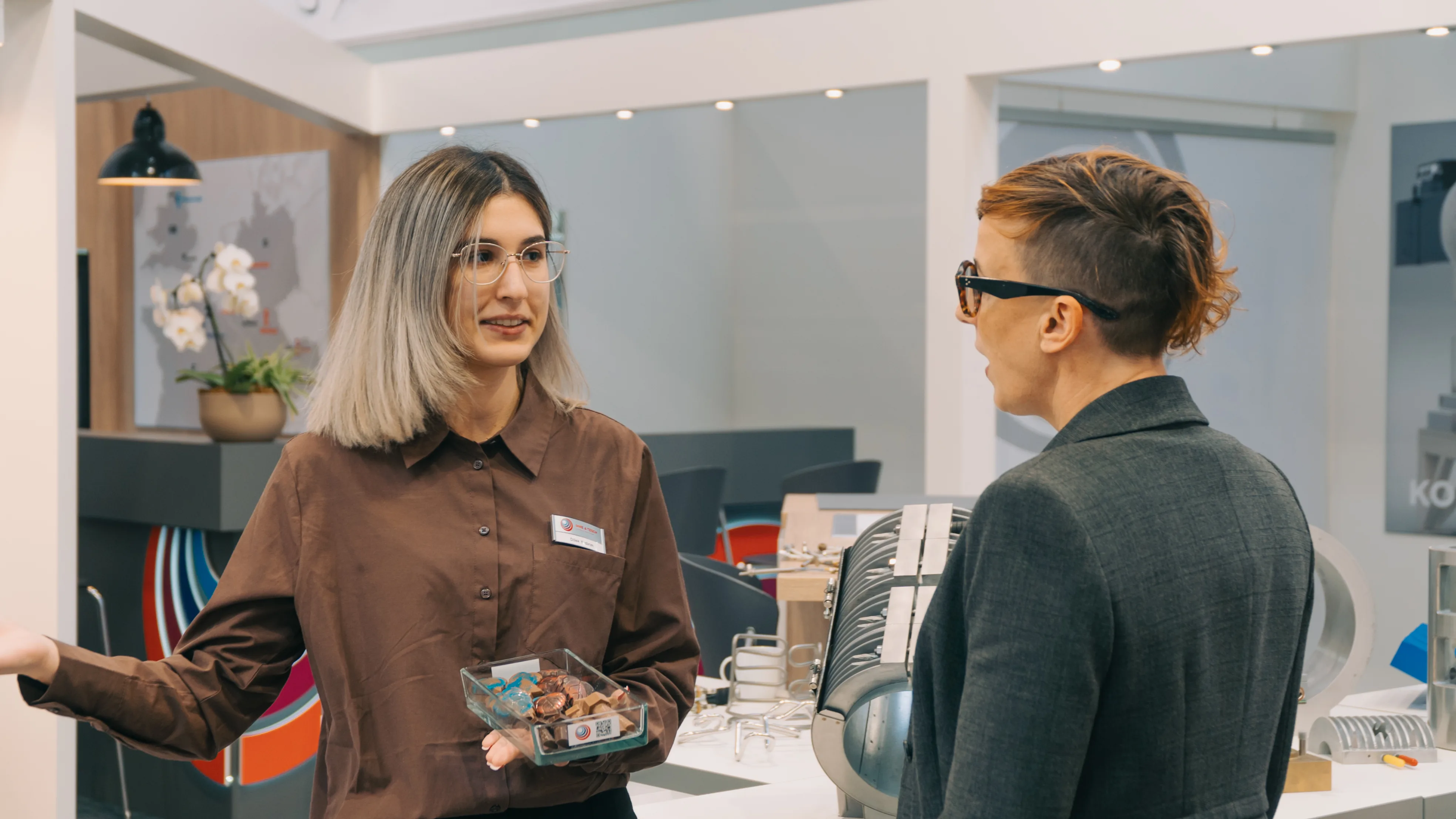 Fachgespräch am Messestand der Ihne und Tesch Group