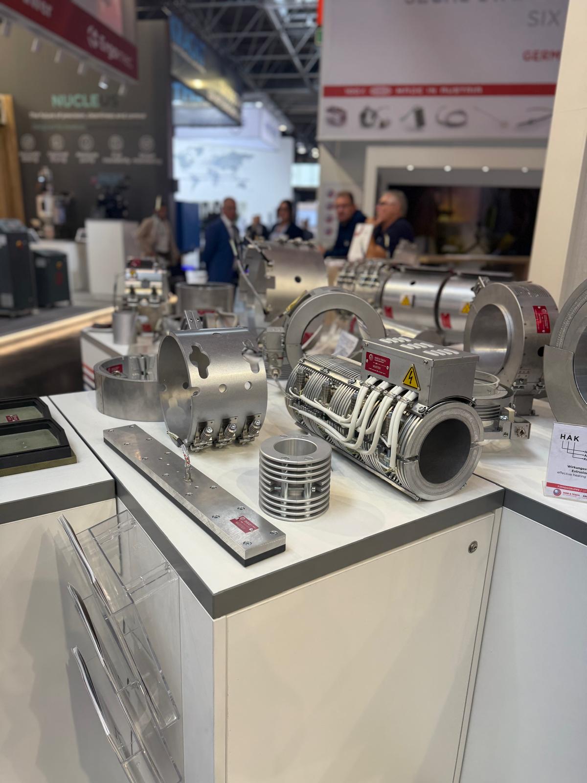 Fachgespräch am Messestand der Ihne und Tesch Group auf der K 2025