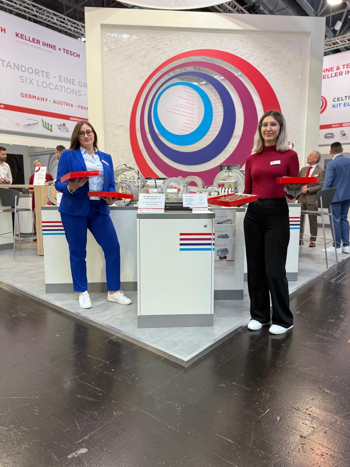 Team am Ihne und Tesch Messestand auf der K 2025