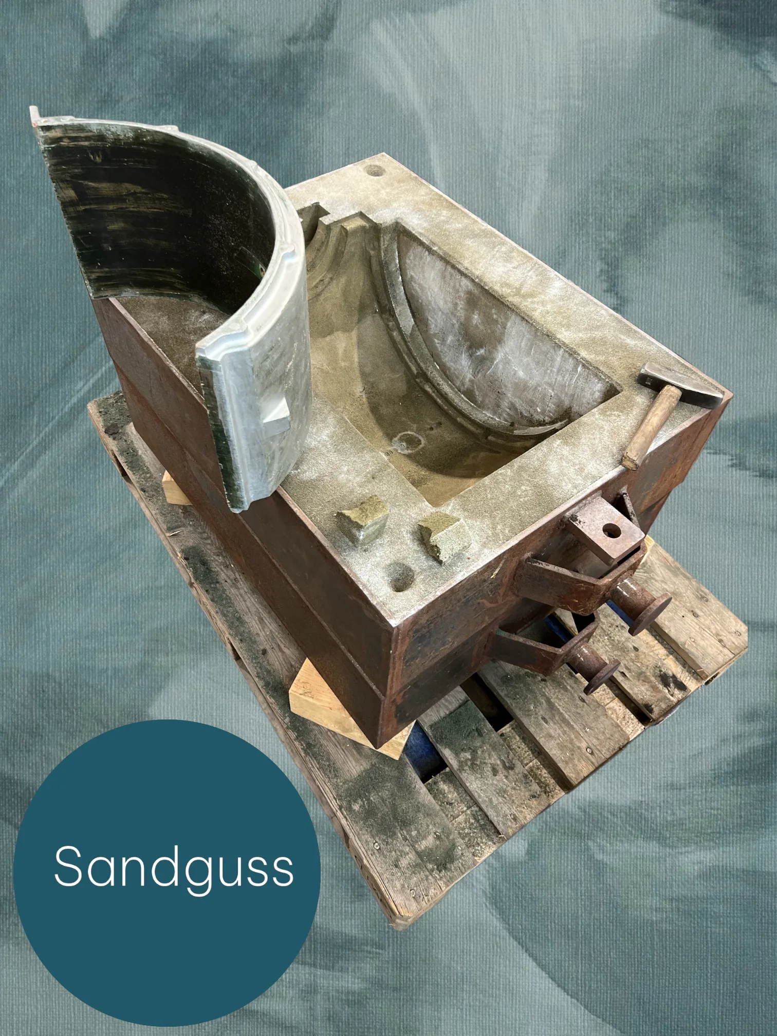 Sandguss-Formkasten mit Halbschale eines Gussheizkörpers bei Ihne und Tesch